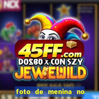 foto de menina no espelho cacheada